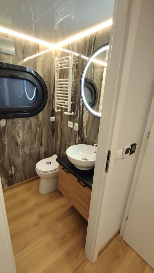 Houseboat Water King Apartament Plywajacy Dom Na Wodzie, 7 Os Вроцлав Екстериор снимка