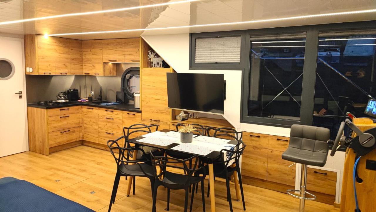 Houseboat Water King Apartament Plywajacy Dom Na Wodzie, 7 Os Вроцлав Екстериор снимка